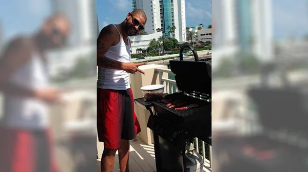 Adriano Imperador não foge das origens e faz churrasco em varanda em Miami