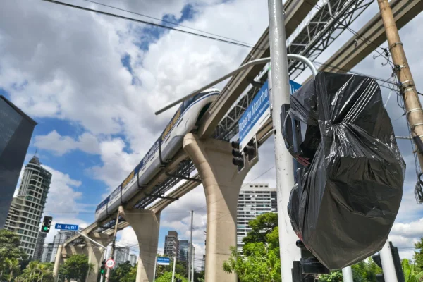 Imagem mostra semáforo para pedestres encoberto - Metrópoles