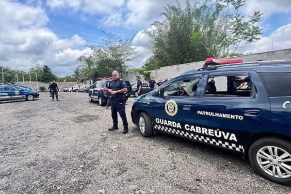 Após agredir esposa, homem foi contido pela cunhada e passou a fazer ofensas racistas e homofóbicas. Duas crianças presenciaram a situação - Metrópoles