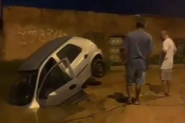 Vídeo: carro é “engolido” por cratera em rua do DF após temporais