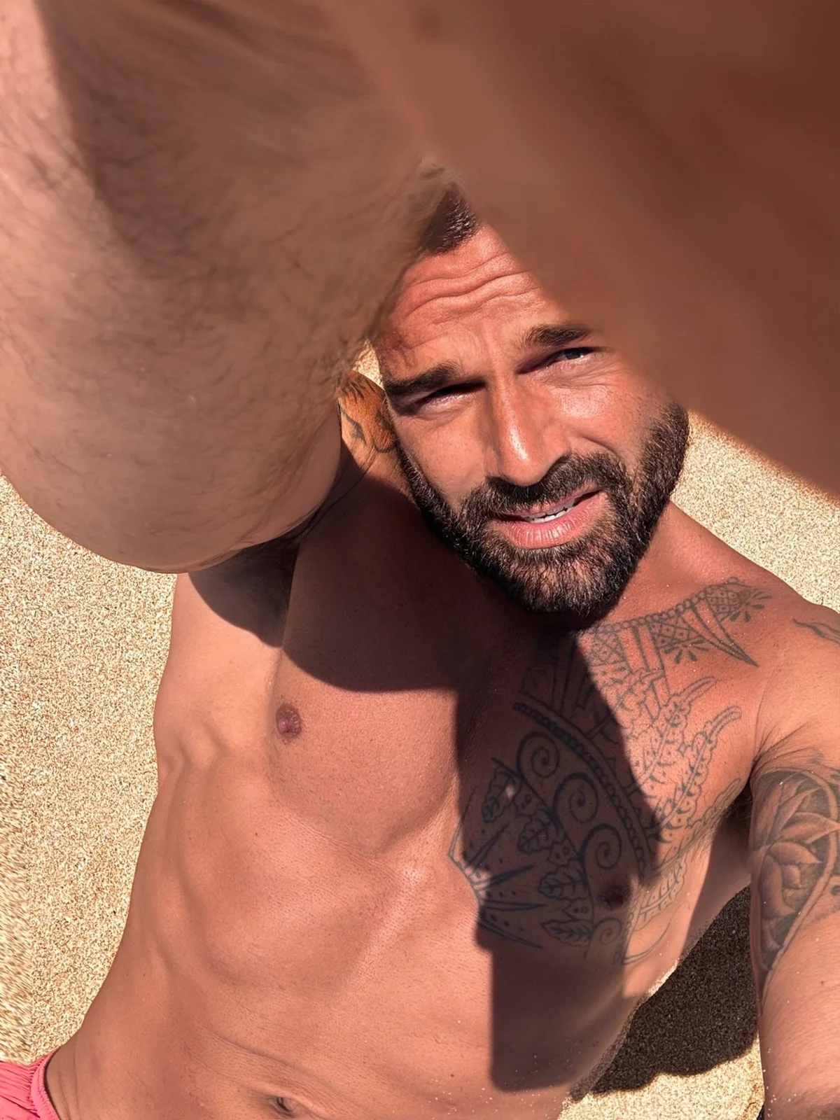 Ricky Martin faz selfie na praia Ricky Martin faz selfie na praia