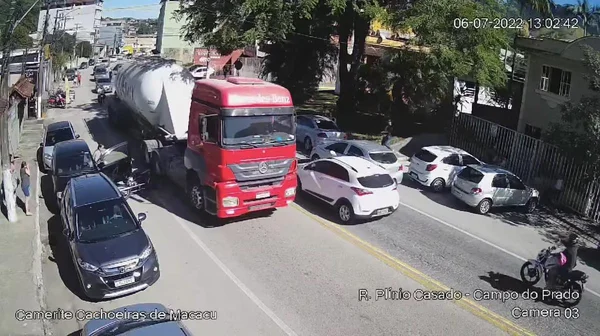 Vídeo. Motorista arremessa motociclista para debaixo de caminhão no RJ - destaque galeria Vídeo. Motorista arremessa motociclista para debaixo de caminhão no RJ - destaque galeria