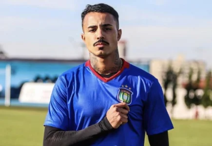Com carreira na música, MC Livinho realiza sonho de jogar futebol