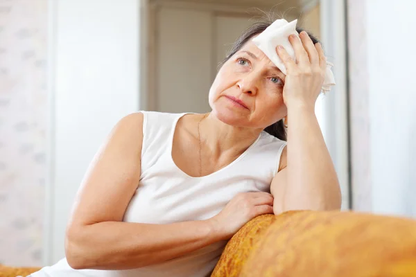 Mulher madura com névoa mental na menopausa