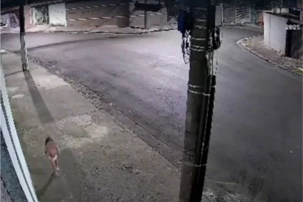 Imagem colorida mostra criança de 3 anos andando sozinha pela rua de madrugada. Menina chorava em busca da mãe, que foi para um baile funk - Metrópoles