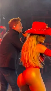 Bailarinas do Leonardo usam look ousado Bailarinas do Leonardo usam look ousado