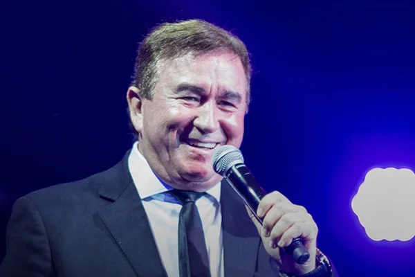 Escritora cobra indenização de R$ 100 mil de Amado Batista e editora