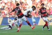 Disputa de bola em Flamengo x Botafogo Disputa de bola em Flamengo x Botafogo
