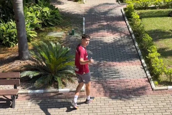 Foto colorida do meia Oscar, em visita ao CT do São Paulo - Metrópoles