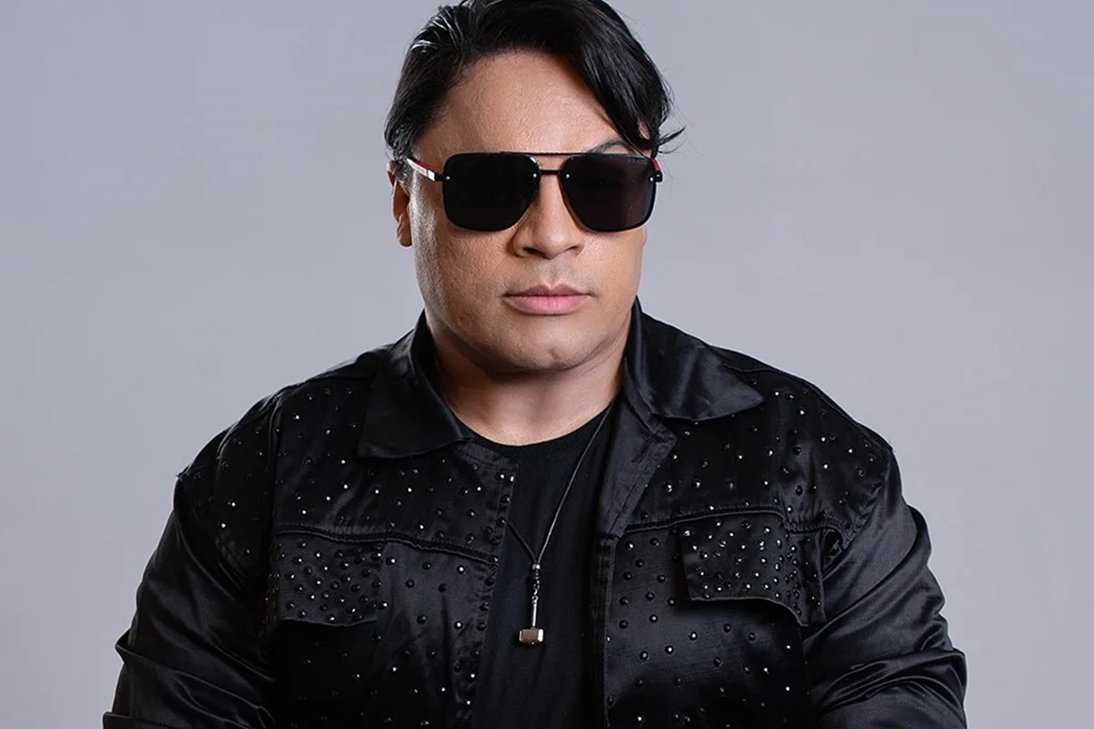 Neto Araújo posa sério e de óculos escuros Neto Araújo posa sério e de óculos escuros