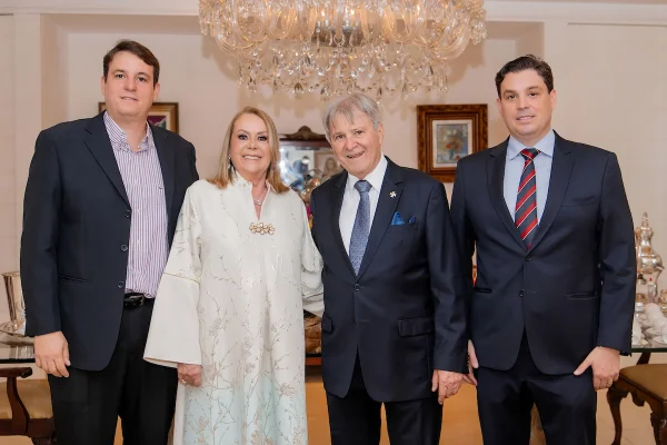 Regina Moura é celebrada por marido e filhos com festa de aniversário