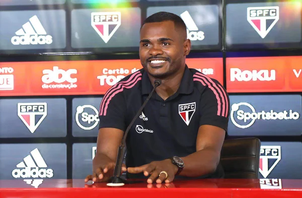 Olympique parabeniza o São Paulo com apelido polêmico: “É o Trikas”