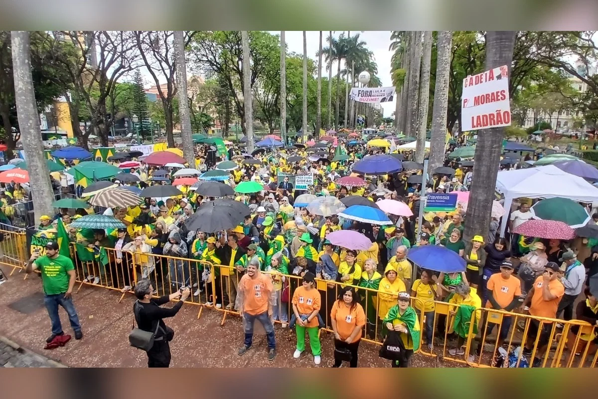Manifestantes pedem que Moraes vá para a cadeia Manifestantes pedem que Moraes vá para a cadeia