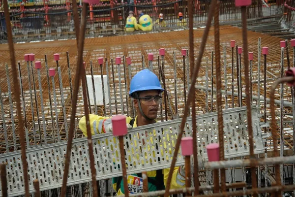 Imagem colorida de funcionário de construção - Metrópoles