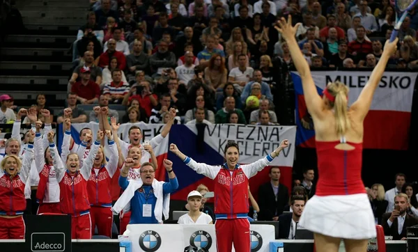 Sharapova vence Kvitova e deixa Rússia a uma vitória do título da Fed Cup