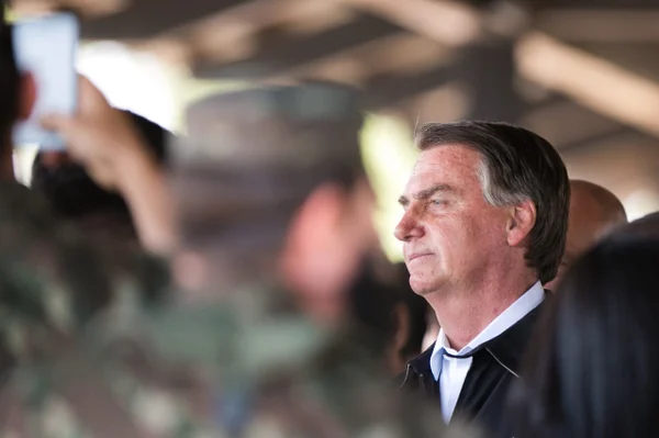 Bolsonaro começa atos do 7 de Setembro com hasteamento da bandeira