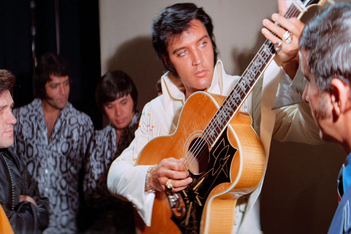 EPiC: Elvis Presley in Concert: o documentário de Baz Luhrmann reúne imagens restauradas de apresentações de Elvis Presley em Las Vegas entre 1969 e o início dos anos 1970. Com cenas recém-descobertas, o filme revisita esse período da carreira do cantor em um eletrizante longa de concerto. EPiC: Elvis Presley in Concert: o documentário de Baz Luhrmann reúne imagens restauradas de apresentações de Elvis Presley em Las Vegas entre 1969 e o início dos anos 1970. Com cenas recém-descobertas, o filme revisita esse período da carreira do cantor em um eletrizante longa de concerto.