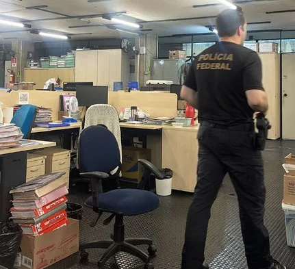 Imagem de agente da PF dentro de escritório - Metrópoles