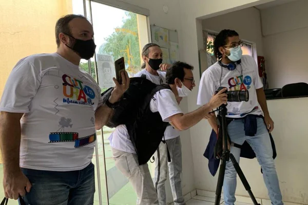 Estudantes do curso aparecem filmando algo-Metrópoles