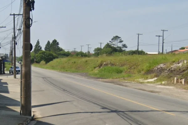 Imagem colorida de avenida em Peruíbe. Metrópoles