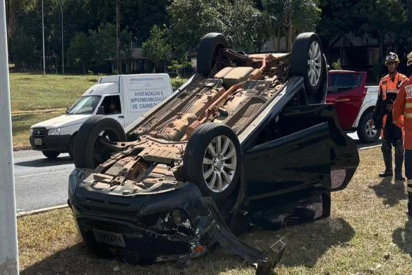 Carro capota na Asa Norte e motorista fica presa às ferragens