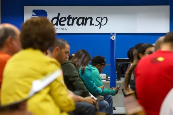 Detran-SP flagrou médica usando o acesso individual de outro médico para registrar resultados dos candidatos à CNH. Polícia investiga o caso - Metrópoles