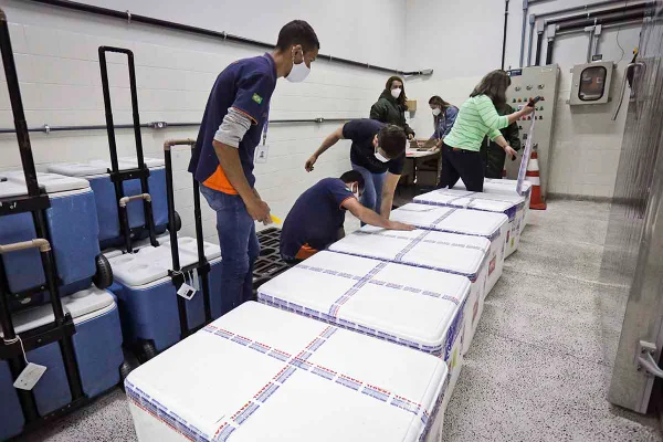 Novas doses da Janssen chegam congeladas ao DF, e uso está suspenso
