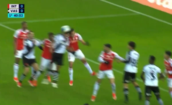 Imagem colorida de Renê, no Internacional, em choque de cabeça com atleta do Vasco- Metrópoles
