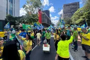 Flávio Bolsonaro chega na Avenida Paulista e cumprimenta apoiadores em ato - imagem 4