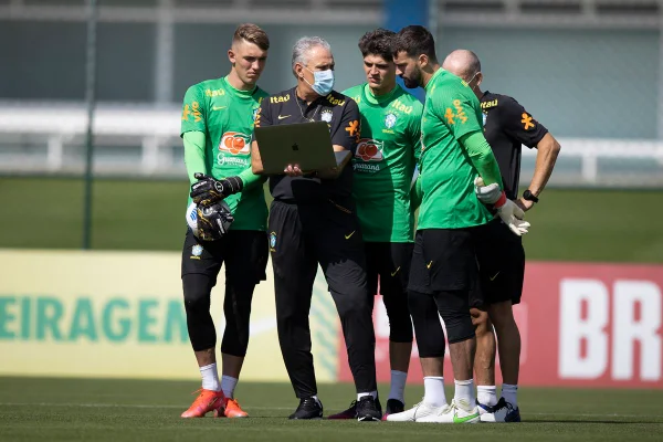 Tite utiliza da tecnologia em treino