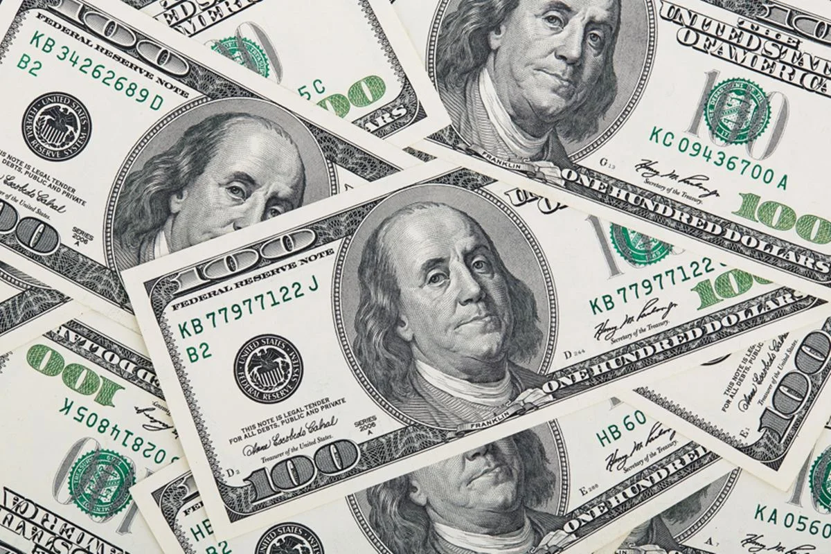 Dólar Dispara a R$ 5,20: Fed dos EUA deve elevar juros com inflação e emprego aquecidos, impulsionando aversão ao risco global e impactando Ibovespa