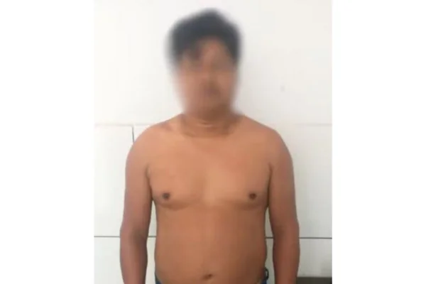 Foto colorida de homem indígena com o rosto embaçado, sem camisa - Metrópoles