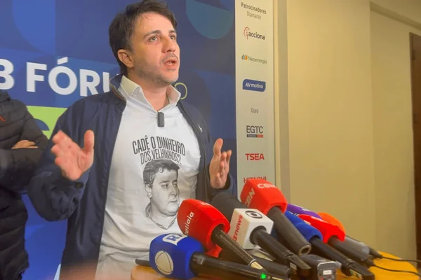 Imagem colorida de Renan Santos com rosto de Lulinha estampado na camiseta - Metrópoles