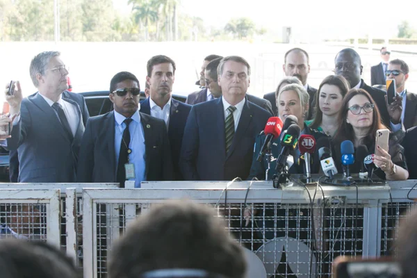 Bolsonaro convoca “tropa” de deputados para defendê-lo