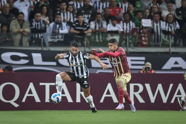 Atlético-MG perde série invicta, mas passa em primeiro na Libertadores