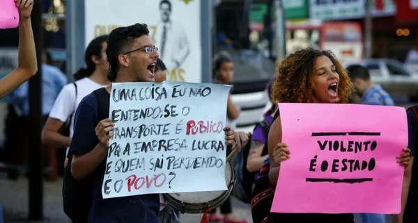 Manifestantes se reúnem em Taguatinga para protestar contra reajuste