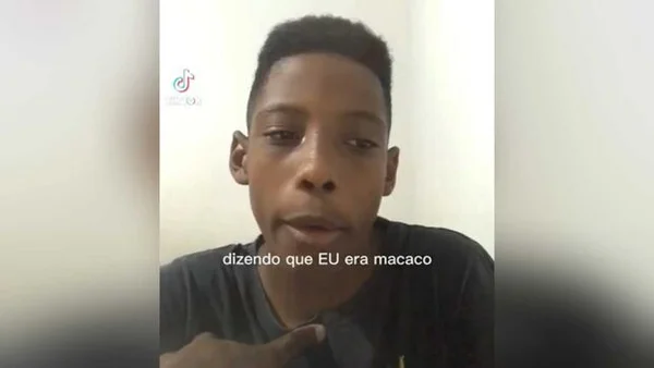 Imagem colorida do vídeo em que o menino Guilherme, de apenas 12 anos, que pais ensinem os filhos sobre respeito