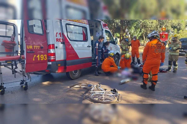 Foto colorida de bombeiros socorrendo ciclista
