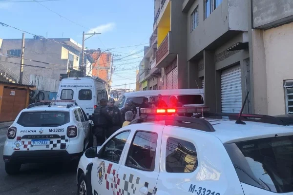 Imagem colorida de viaturas da Polícia Militar em rua em que uma criança foi encontrada morta. Metrópoles