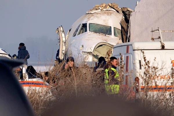 Avião cai no Cazaquistão deixando mortos e feridos