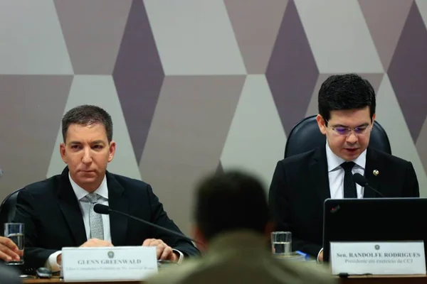 Glenn no Senado: “Tentam criar um clima de ameaça à imprensa”
