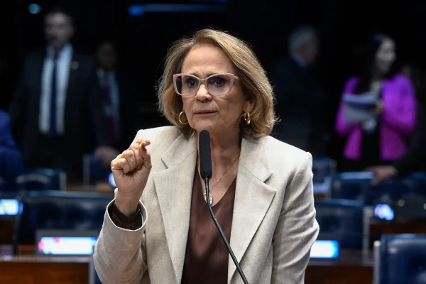 Damares ainda não decidiu se vai a evento de Flávio: “Orando”