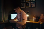 Owen McKenny no documentário Número Desconhecido: Catfishing na Escola da Netflix