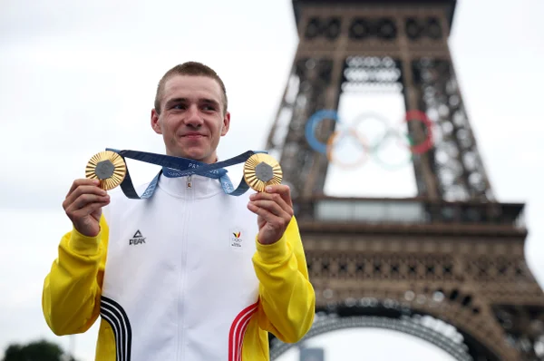 Foto colorida do ciclista Remco Evenepoel, campeão Olímpico em Paris 2024 - Metrópoles