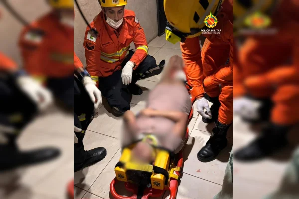 Homem tenta matar companheira com faca e é preso em quadra de esportes