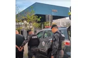 Policial da Rota conduz um dos presos eem operação na qual deu apoio para a PF Policial da Rota conduz um dos presos eem operação na qual deu apoio para a PF