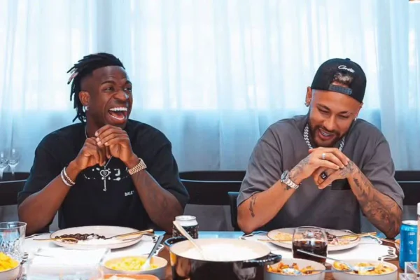 Foto colorida de Vini Jr. e Neymar Jr. - Metrópoles