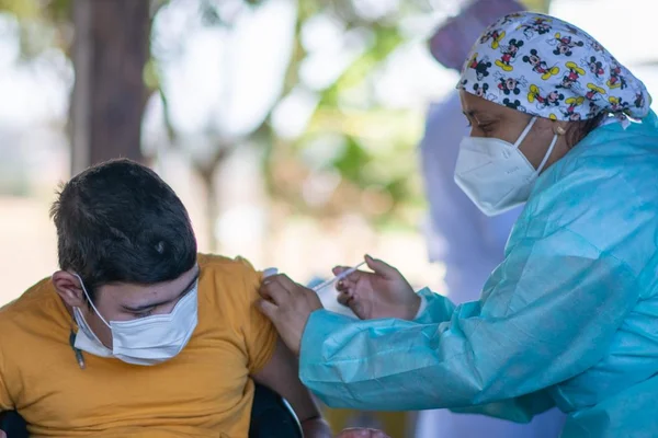 Início da vacinação contra Covid-19 de adolescentes de 12 a 17 anos com deficiência ou síndromes na UBS 1 da 612 Sul