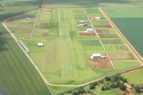 Imagem colorida de vista aérea de aeroclube onde avião caiu e matou casal. Metrópoles