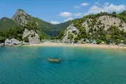 Praia de Glyfada, localizada na ilha de Corfu, na Grécia
